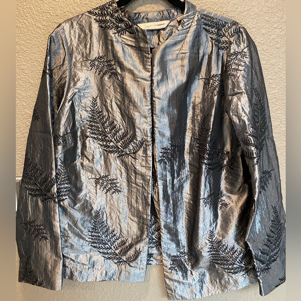 Soft by Avenue, women’s silver and black embroidered lightweight dress jacket.